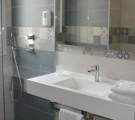 chambre-standard-hotel-hendaye-salle-de-bain-cote-basque